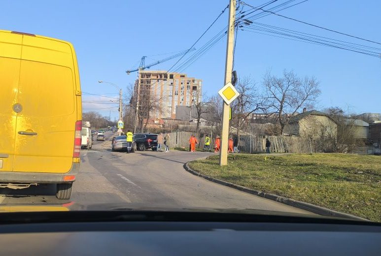 Trei automobile s-au ciocnit la o intersecție din Capitală. O persoană s-a ales cu traumatisme