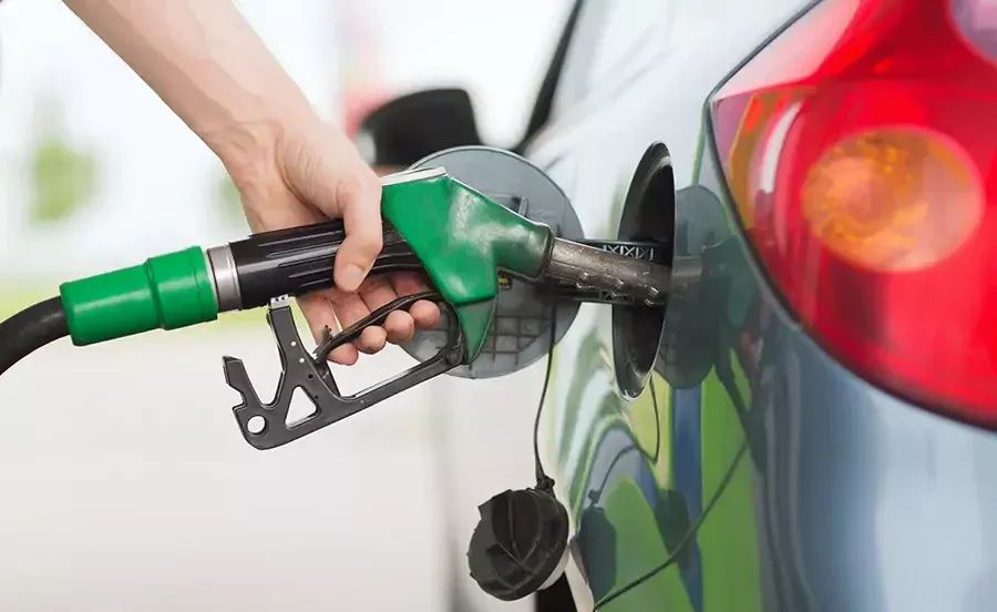 Prețurile la carburanți scad ușor. ANRE anunță ieftiniri la benzină și motorină