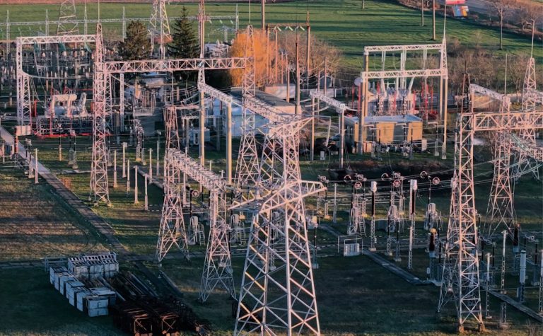 Consumul de energie electrică, în creștere. Cetățenii, îndemnați să economisească