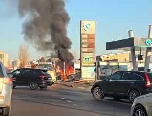 VIDEO Flăcări la o stație PECO din Capitală. S-a produs o explozie la un automobil