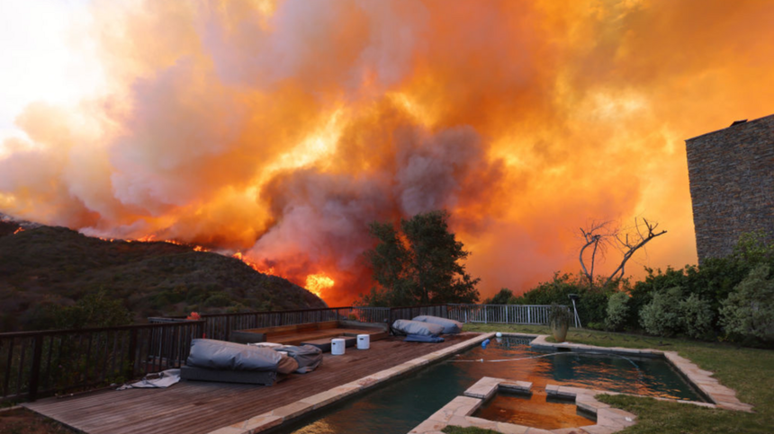 Incendiu masiv în Los Angeles: 30.000 de persoane au fost evacuate