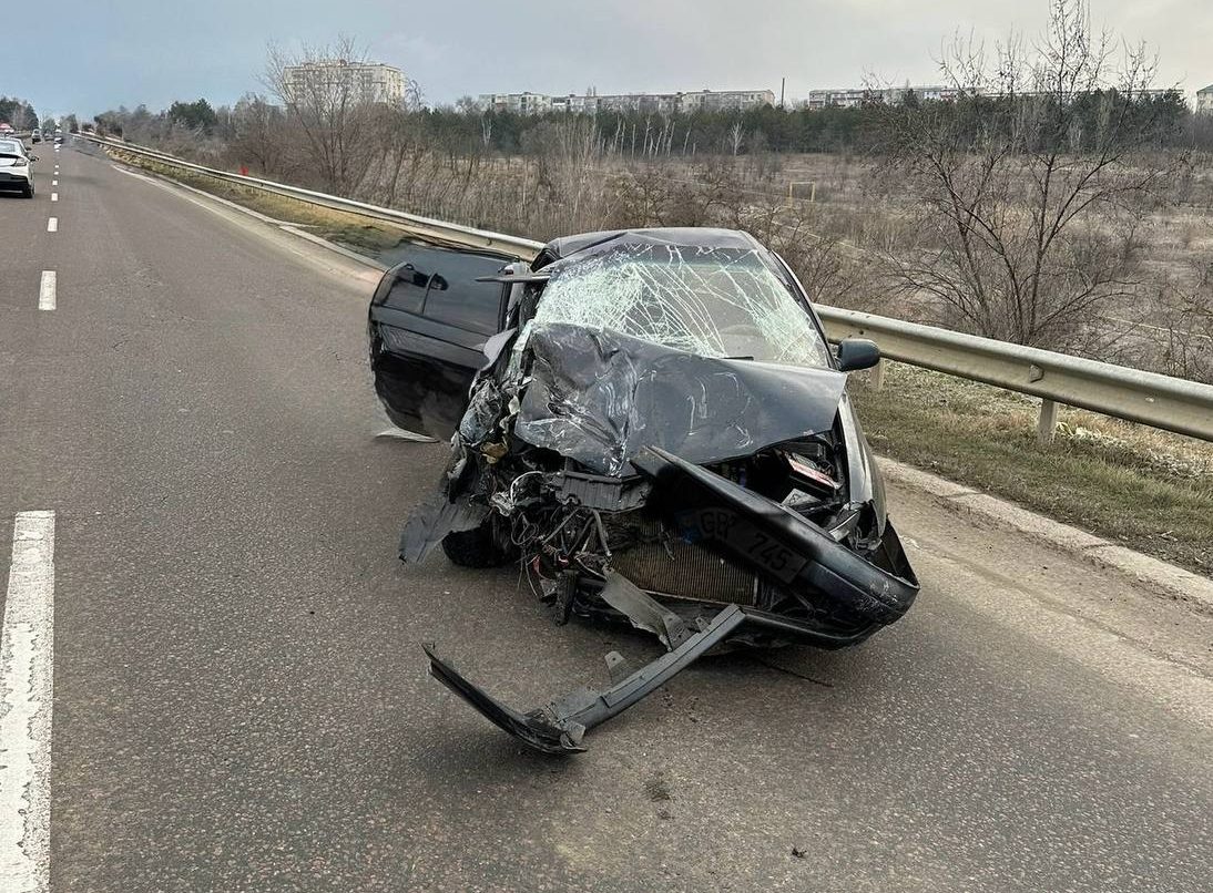 FOTO Grav accident în apropiere de Ialoveni. Sunt implicate un autocar și un automobil