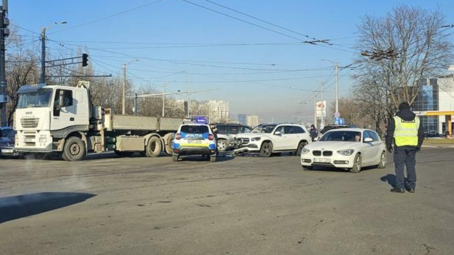 Accident rutier la o intersecție din Capitală: O persoană, transportată la spital