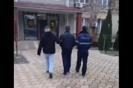 VIDEO Un moldovean căutat pe Interpol, reținut în Ucraina. Bărbatul a fost extrădat aurorităților din țara noastră