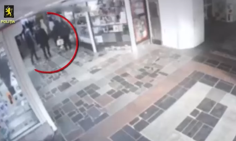 VIDEO Tânără, jefuită într-un pasaj subteran din Capitală. Poliția a reținut doi suspecți