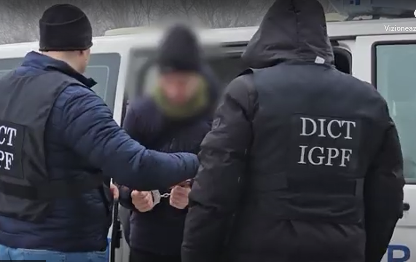 VIDEO Cetățean străin, reținut în Moldova și extrădat. Era căutat pe interpol pentru diverse infracțiuni