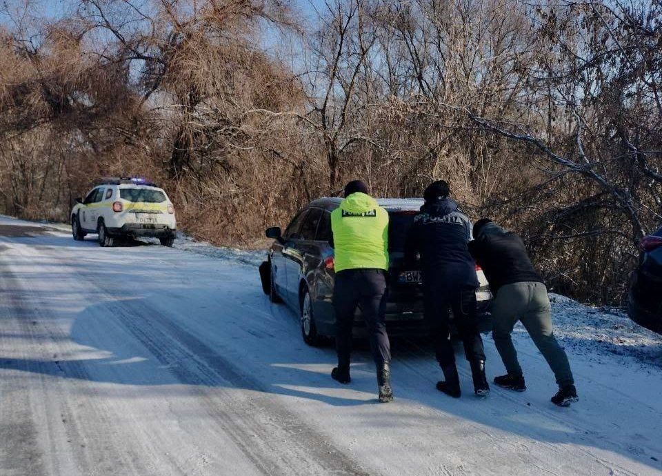 Mai multe mașini au rămas blocate pe drumuri. Șoferii sunt îndemnați să plece doar cu mașina echipată corespunzător