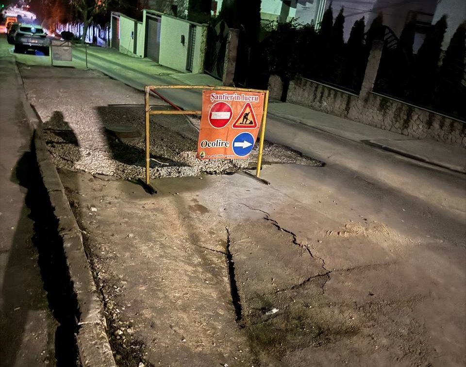 Un crater s-a format pe strada Aerodromului, la aproape o lună după ce muncitorii au intervenit pe același drum