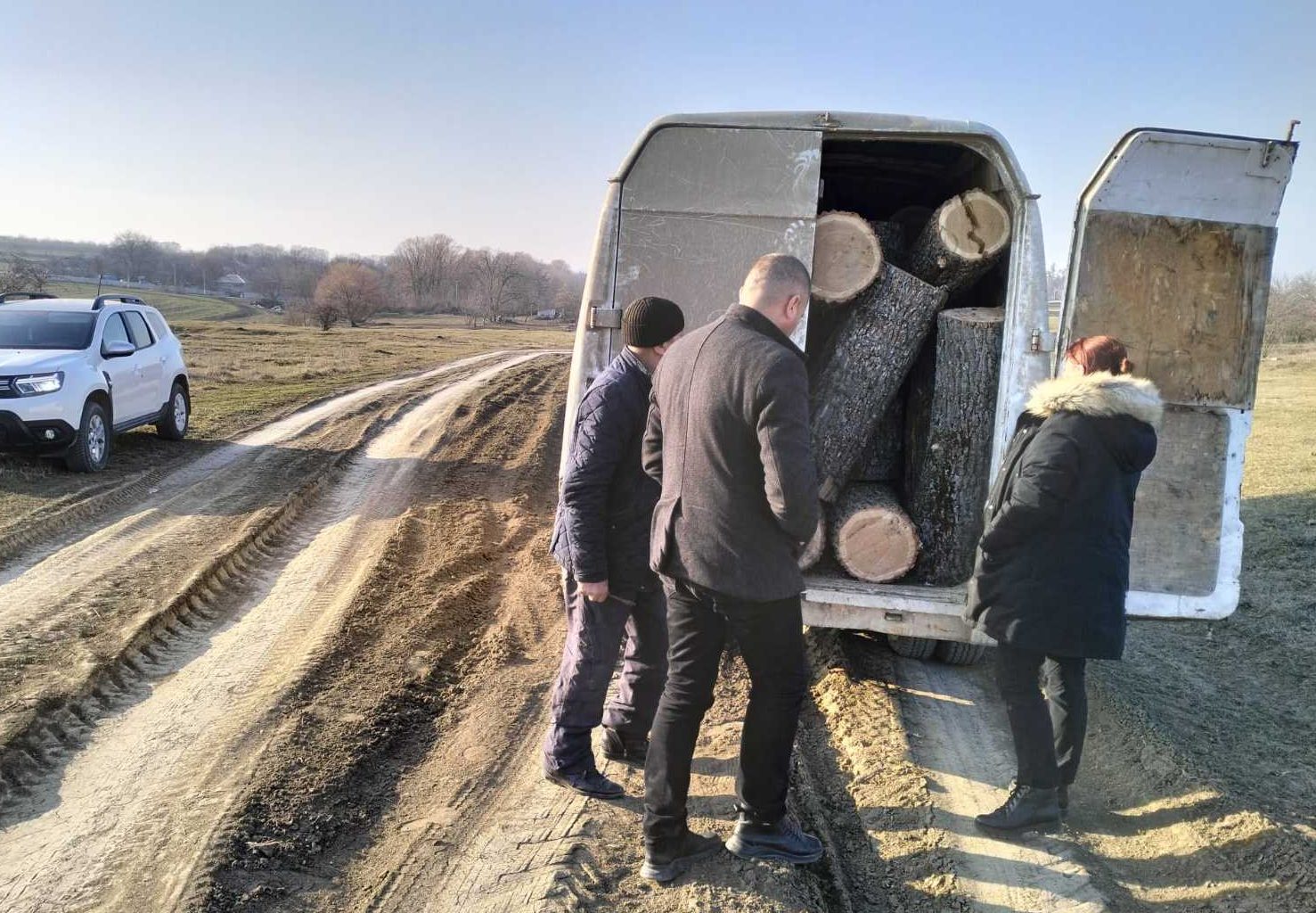 FOTO Lemn transportat ilegal, descoperit la Ocnița. O persoană a fost sancționată