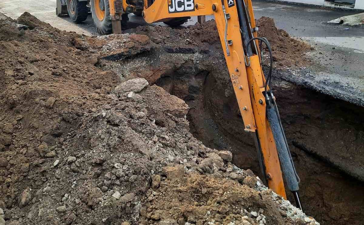 FOTO „Apă-Canal Chișinău” vine cu precizări: Groapa uriașă din asfalt, cauzată de o avarie la canalizare