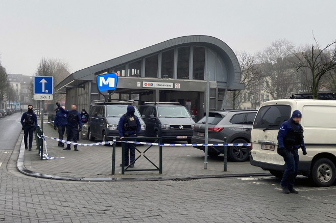 Alertă în Bruxelles: Doi bărbați înarmați cu Kalașnikov, căutați de polițiști. Mai multe stații de metrou, închise