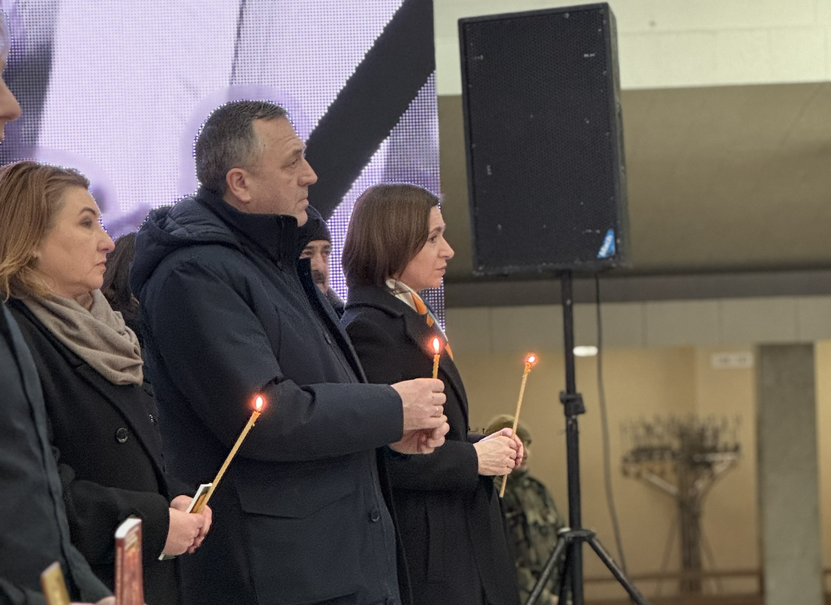 Ceremonie de rămas bun pentru Vladimir Beșleagă. Maia Sandu și alți oficiali au adus un ultim omagiu scriitorului