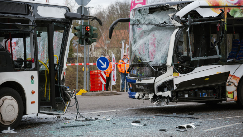 Accident grav în Germania: două autobuze s-au lovit, peste 30 de persoane au fost rănite