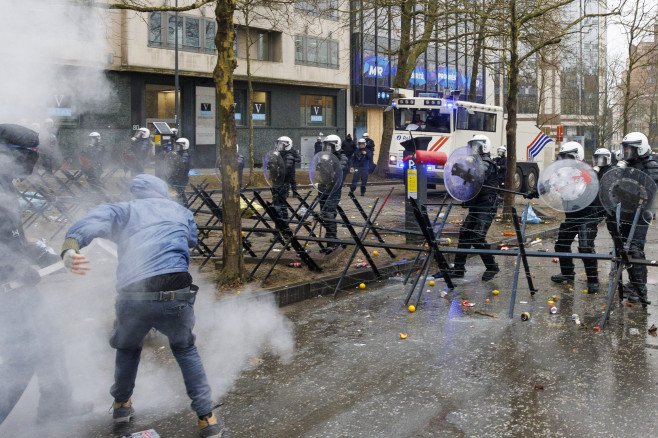 Proteste masive în Belgia împotriva reformei pensiilor: greve, confruntări cu poliția și trafic aerian blocat