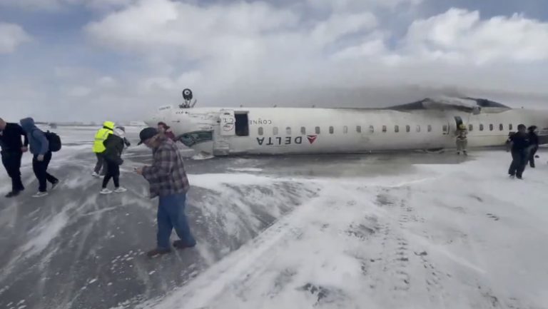 Accident șocant la Toronto. Un avion, cu 80 de pasageri, s-a răsturnat