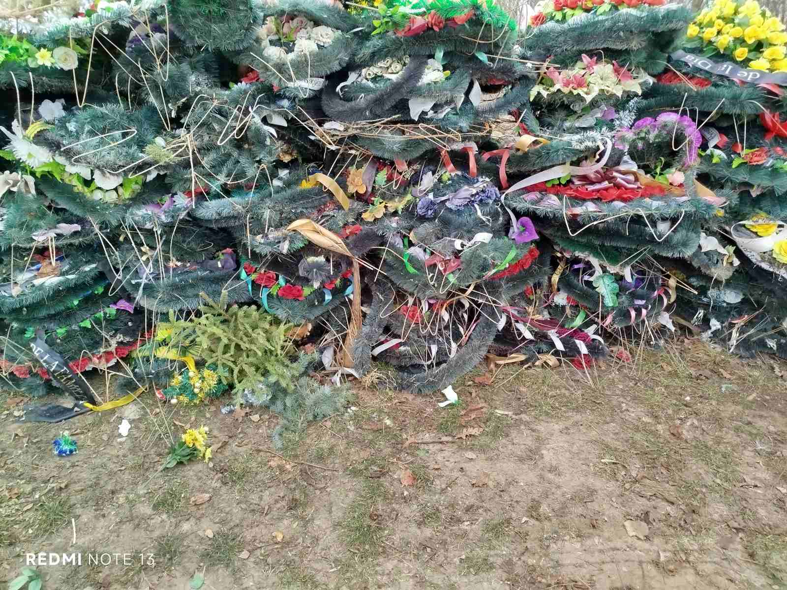 Combinatul Servicii Funerare insistă pe interzicerea producerii și vânzării coroanelor funerare din plastic