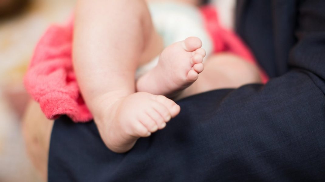 Mamele neangajate, cu copii de până la 2 ani, vor fi asigurate medical de Guvern