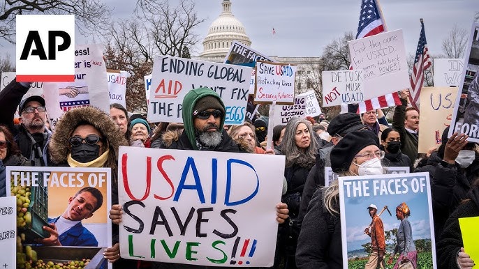 Mii de protestatari s-au adunat la Washington, după anunțul lui Trump că va trimite angajații USAID în concediu