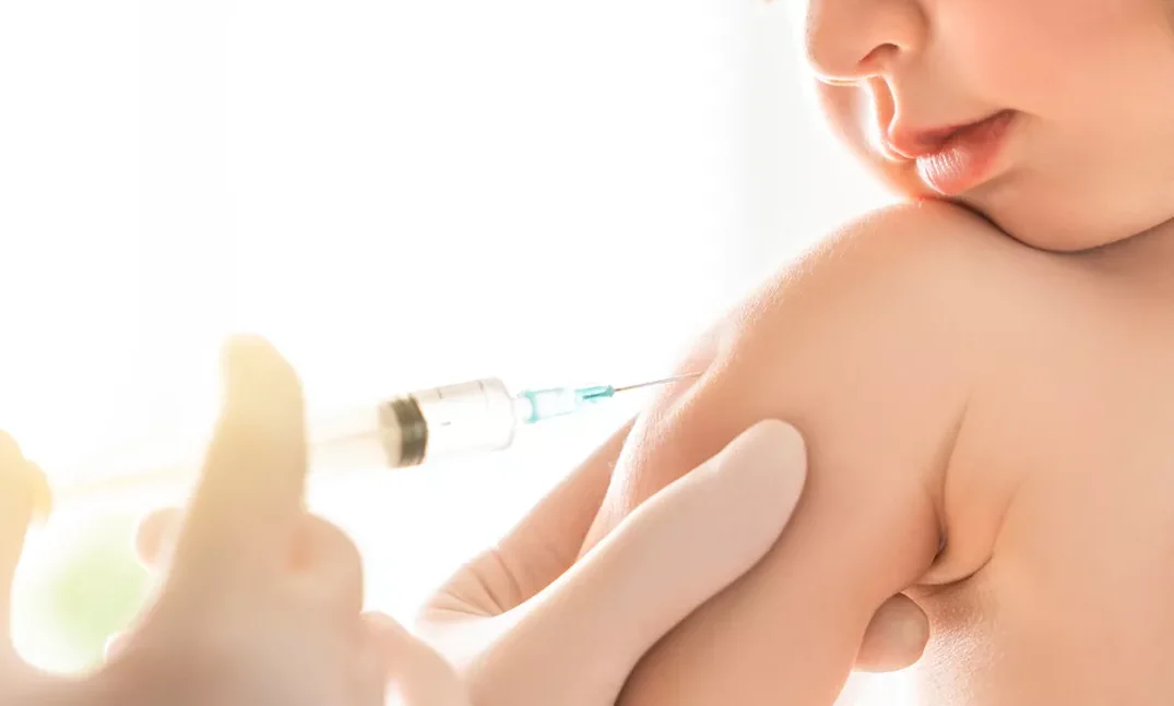 Vaccinul împotriva meningitei, inclus în programul național de imunizare. Va fi gratuit, dar nu obligatoriu