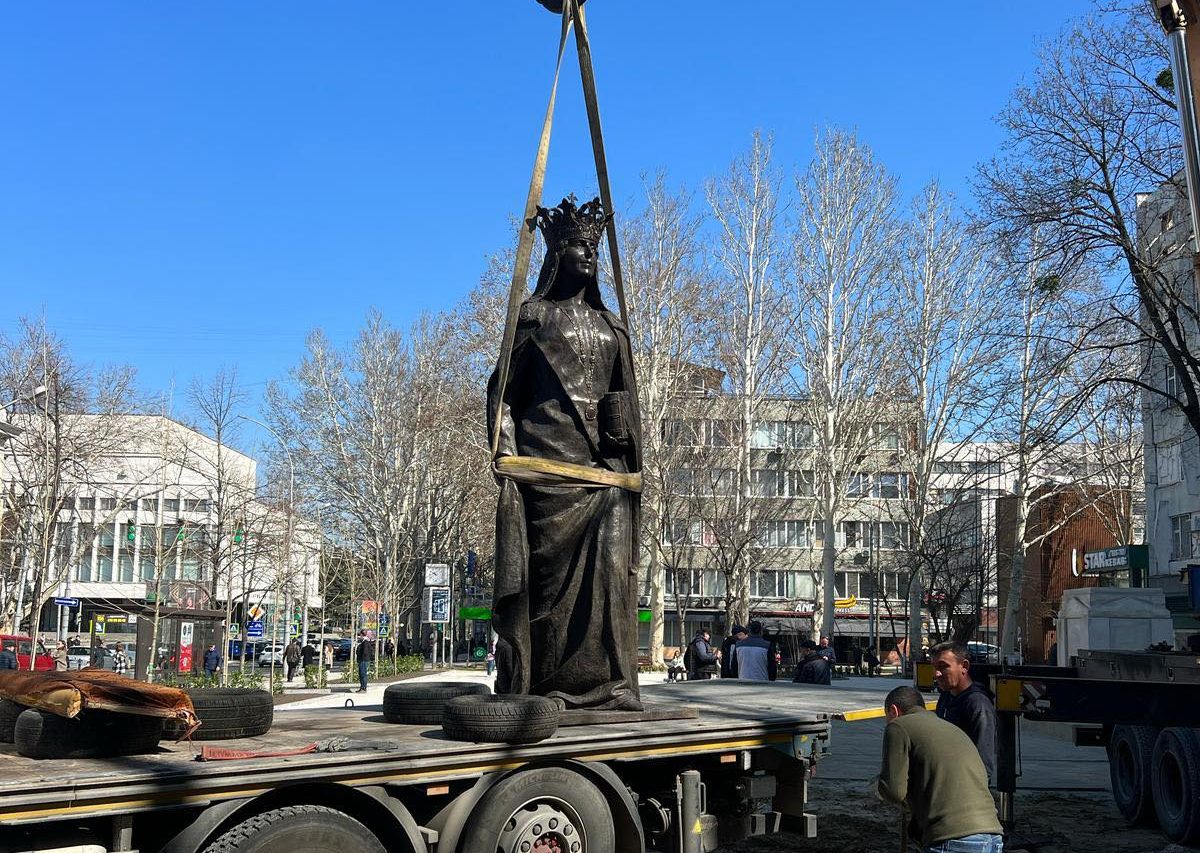 Monumentul Reginei Maria, montat în centrul Chișinăului. Va fi inaugurat pe 27 martie