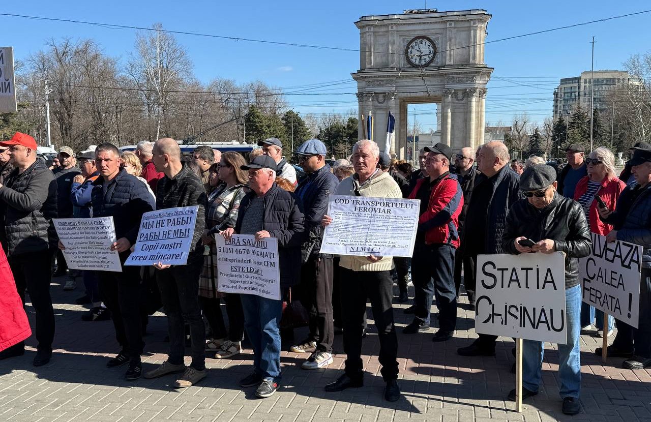 Feroviarii protestează la Guvern și cer achitarea restanțelor salariale