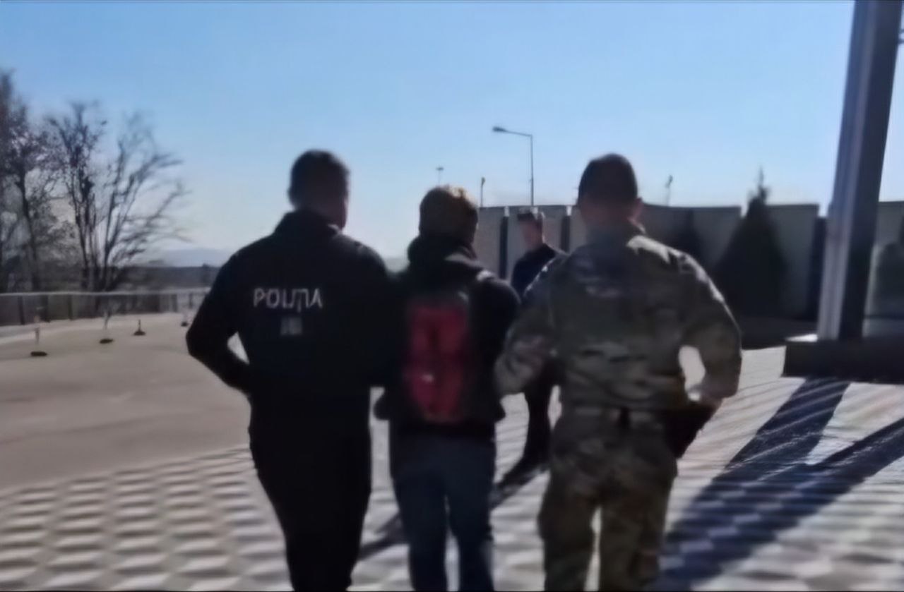 Un bărbat, reținut pe Aeroportul Chișinău pentru vânzarea de produse piratate și spălare de bani