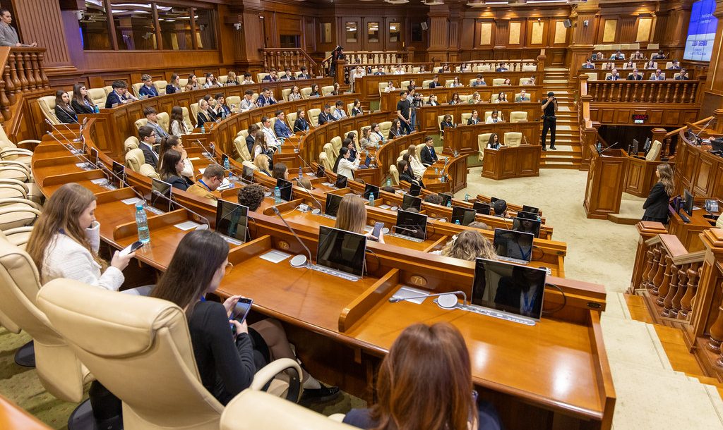 100 de tineri din toată țara simulează activitatea Parlamentului European 