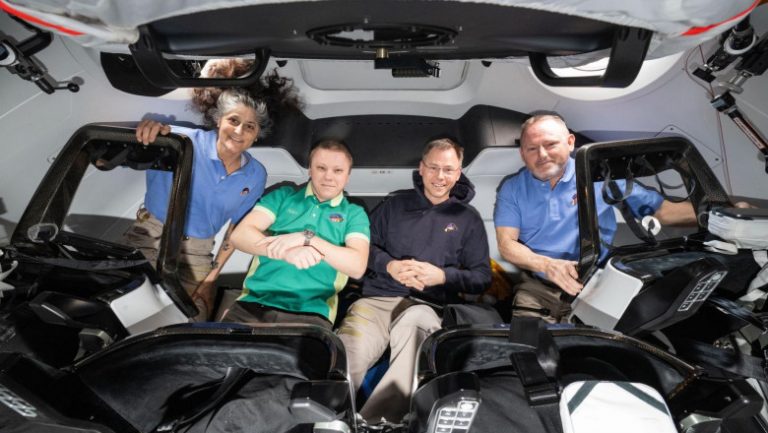 Astronauții americani blocați timp de nouă luni pe Stația Spațială Internațională s-au întors cu succes pe Pământ