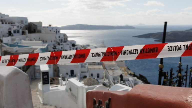 Santorini își redeschide porțile turiștilor după o perioadă de activitate seismică intensă