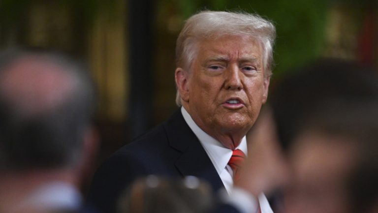 Trump ameninţă UE şi Canada cu taxe vamale „mult mai mari”, dacă acestea colaborează „pentru a face rău economic SUA”