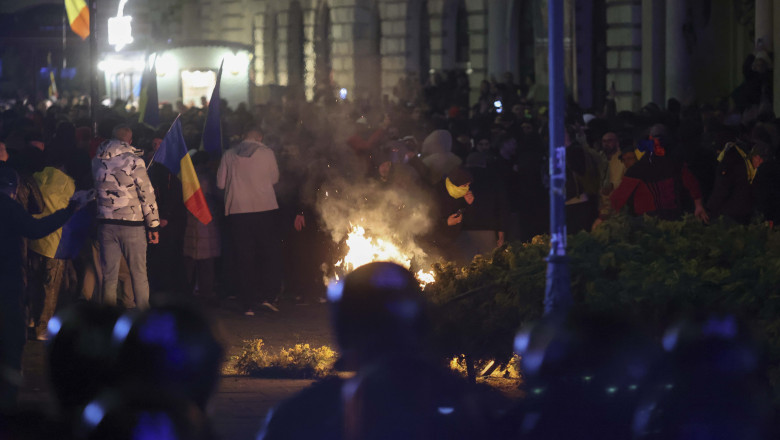 Proteste violente în București după respingerea candidaturii lui Călin Georgescu. Susținătorii au atacat jandarmii