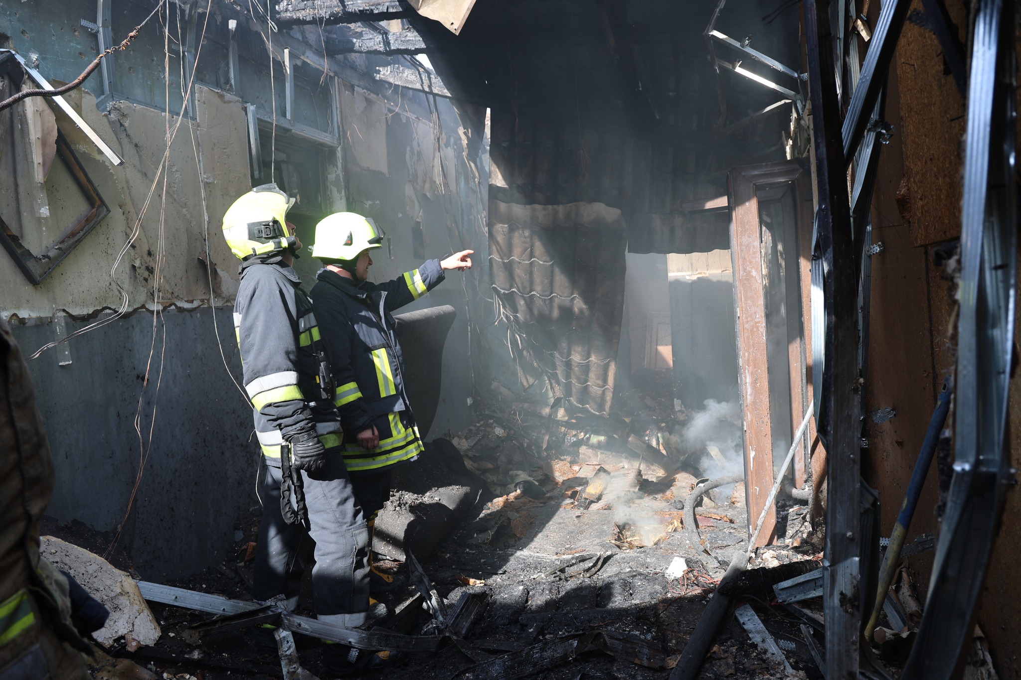 Continuă intervenția la locul incendiului din Capitală. Circa 50 de pompieri cu 10 unități de tehnică, la fața locului