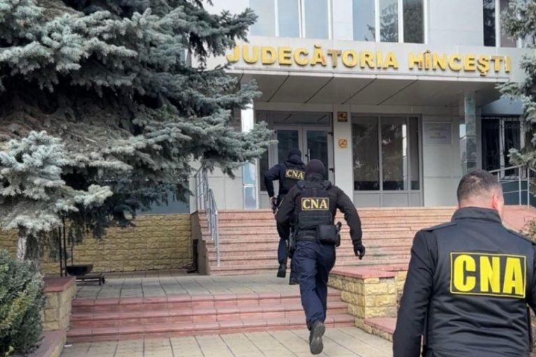 Patru judecători, un procuror și trei avocați, suspectați de corupție. Doi dintre ei au fost reținuți pentru 72 de ore