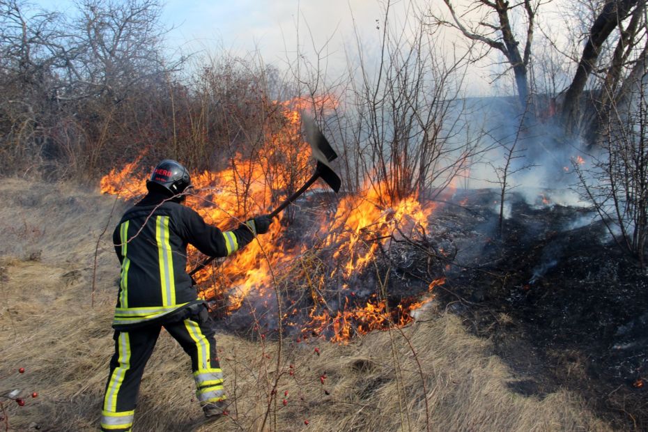 IGSU trage un semnal de alarmă: Crește riscul incendiilor în condiții de vânt și umiditate redusă