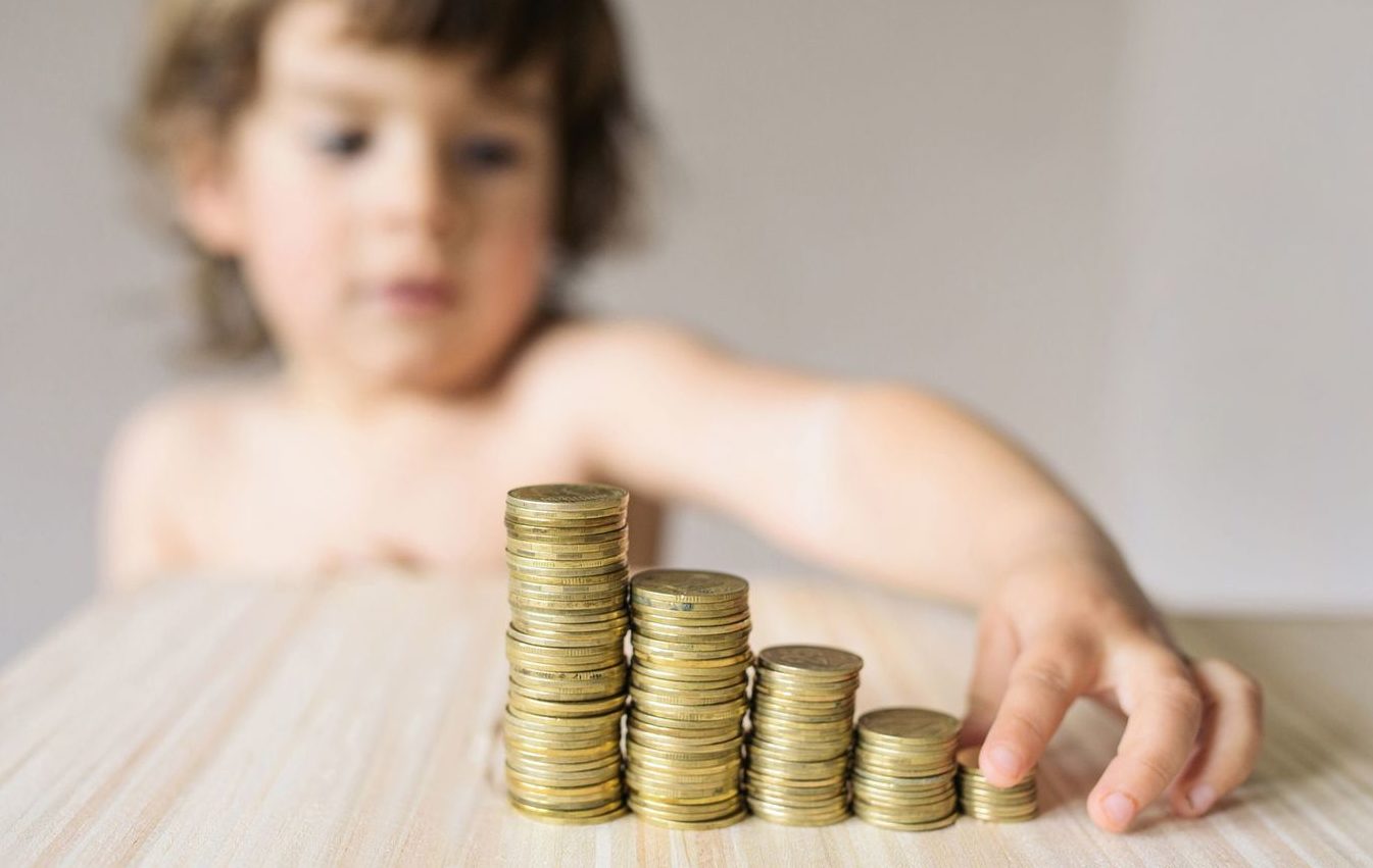 Sprijin mai mare pentru copiii din plasament: indemnizațiile cresc cu 6,97%