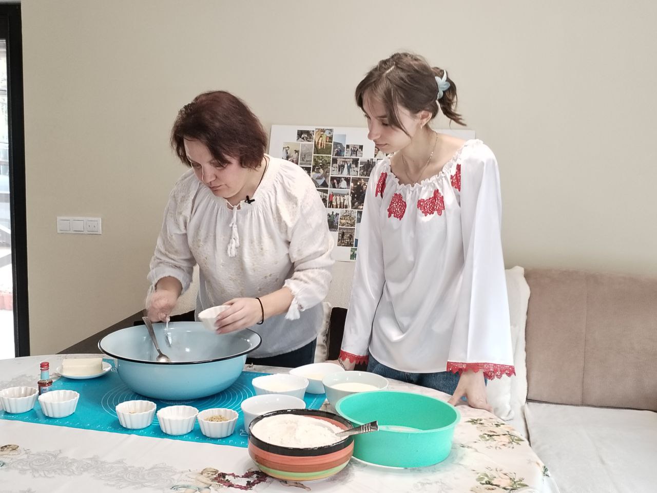 VIDEO În Joia Mare, familia Gorincioi a copt cozonaci, miel și a vopsit ouă împreună cu echipa ONE TV