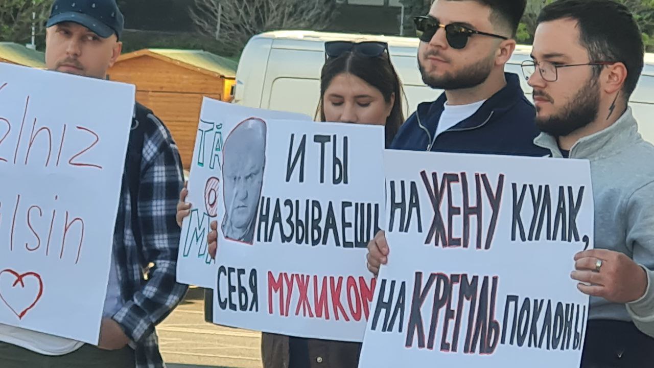 Protest împotriva violenței domestice în centrul Chișinăului. Participanții au ieșit în stradă cu pancarte