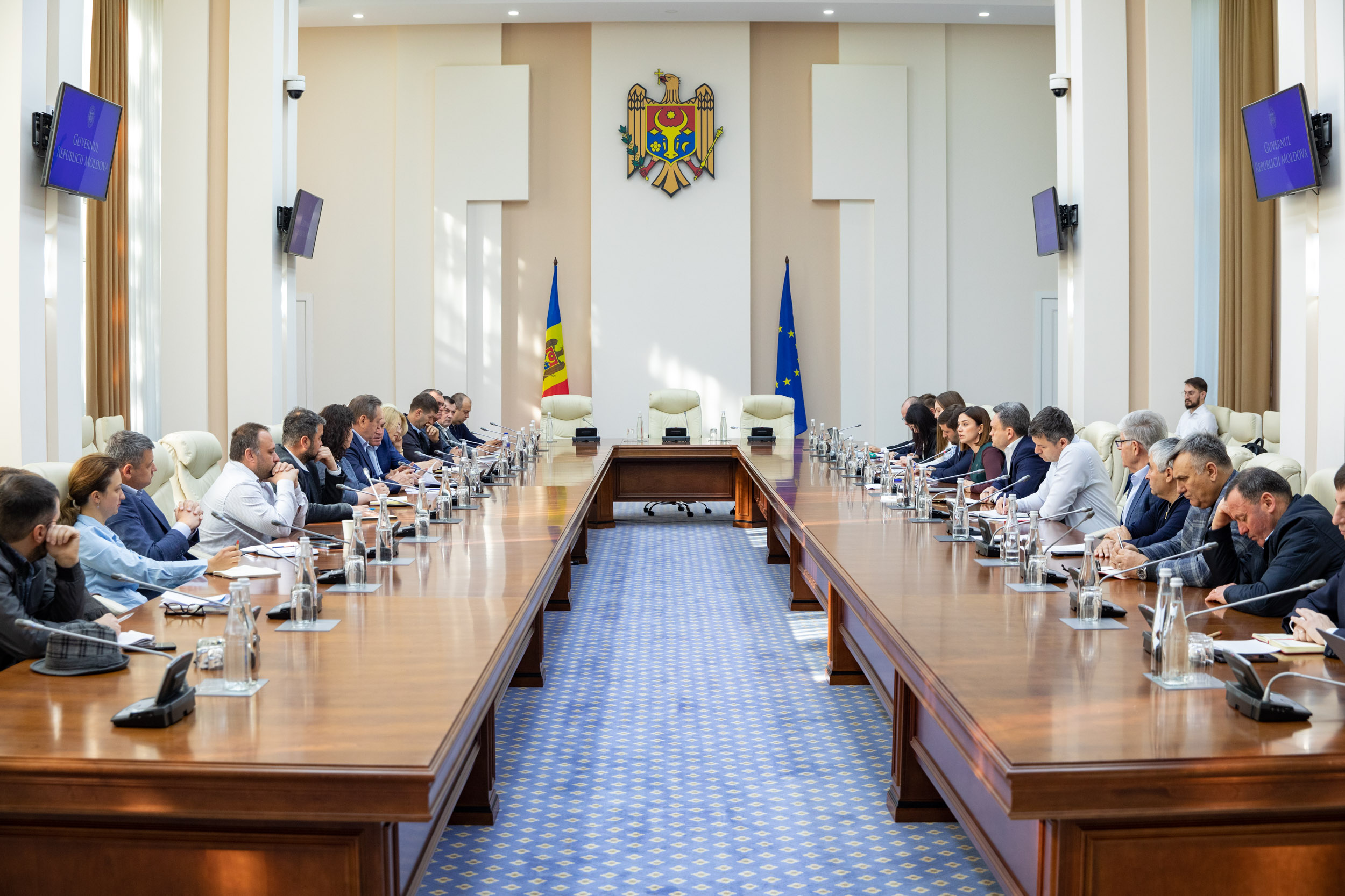Situația din sectorul agricol a fost discutată la Guvern. Ce măsuri de sprijin pentru fermieri vor fi luate