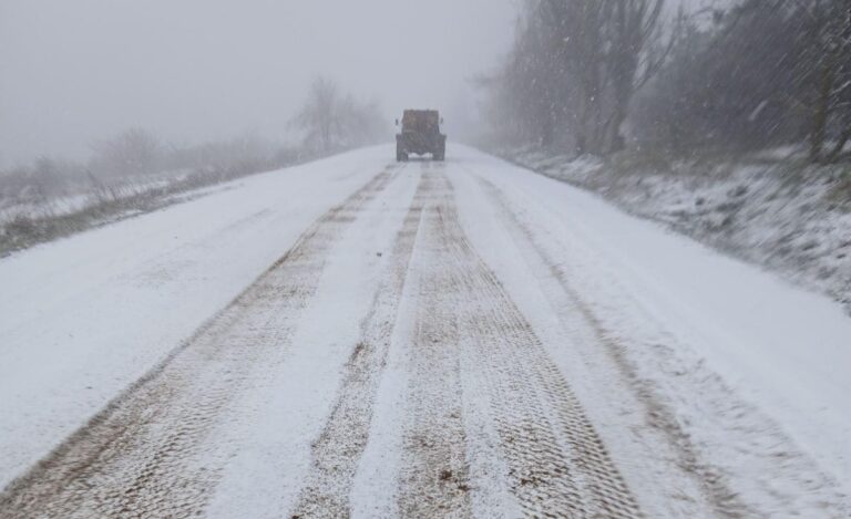 FOTO Zăpada se menține pe drumurile din nordul țării. ASD intervine cu material antiderapant
