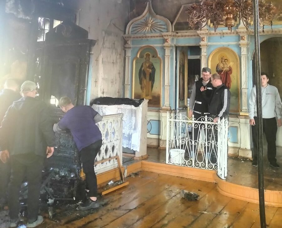FOTO Incendiu la o biserică din raionul Ocnița: Focul a fost provocat de o lumânare nesupravegheată