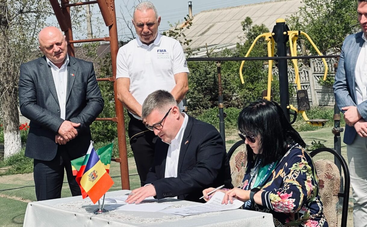 Un nou teren sportiv pentru elevii din Taraclia, cu sprijinul Guvernului Bulgariei