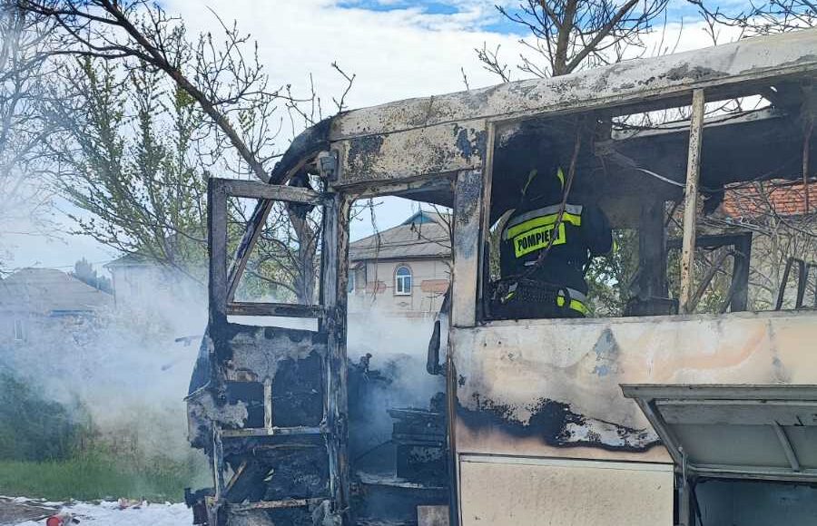 Autobuz cuprins de flăcări la Anenii Noi. Pompierii au intervenit rapid