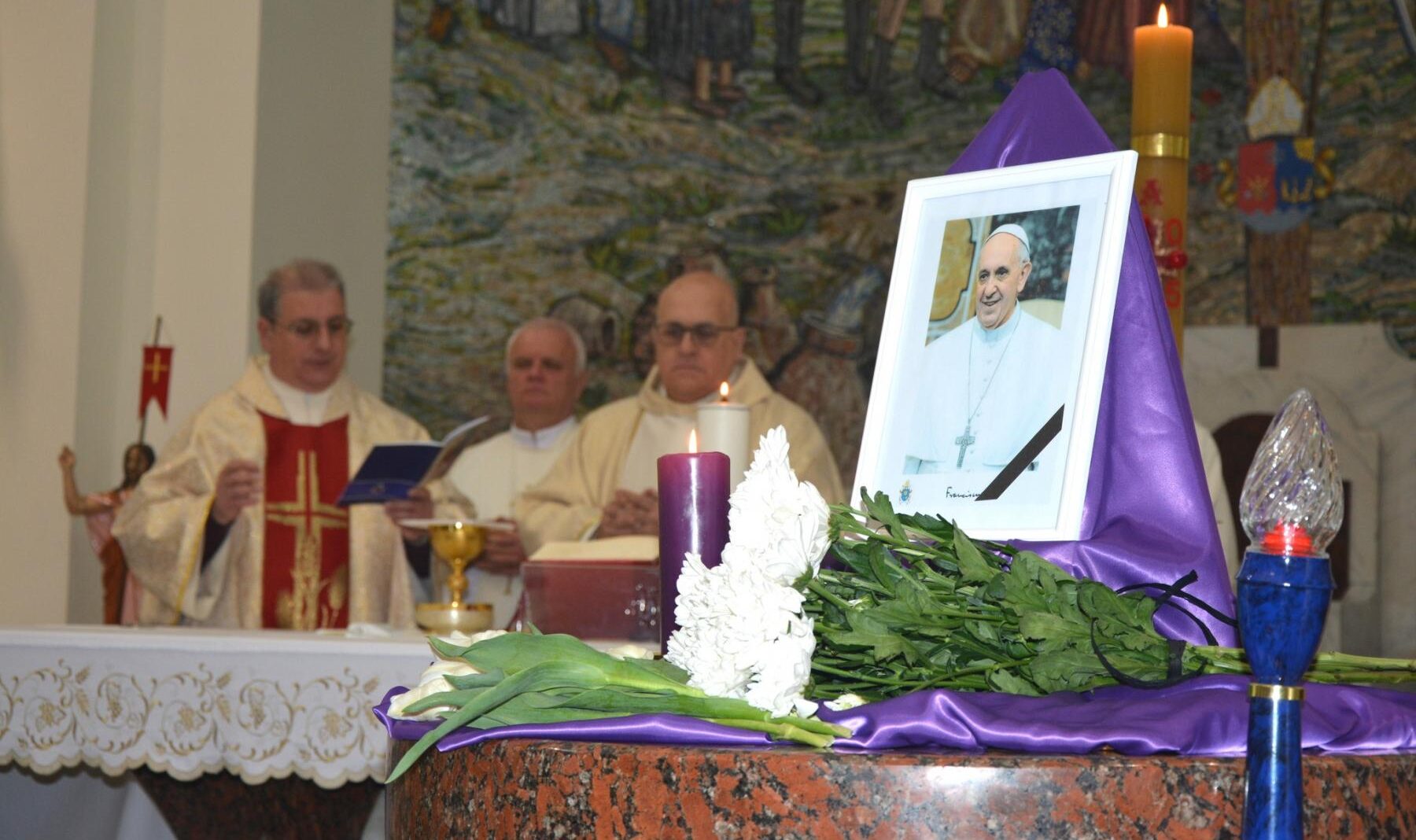 Liturghie la Chișinău în memoria Papei Francisc. Zeci de enoriași au venit să se roage