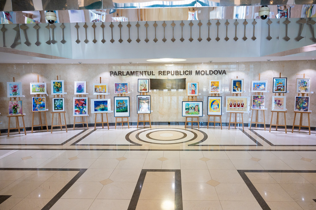 Parlamentul deschide ușile pentru o expoziție de Paște realizată de copii
