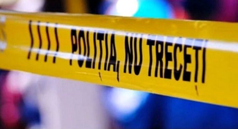 O femeie de 50 de ani a fost găsită moartă pe acoperișul unui bloc. Partenerul acesteia urmează să fie reținut