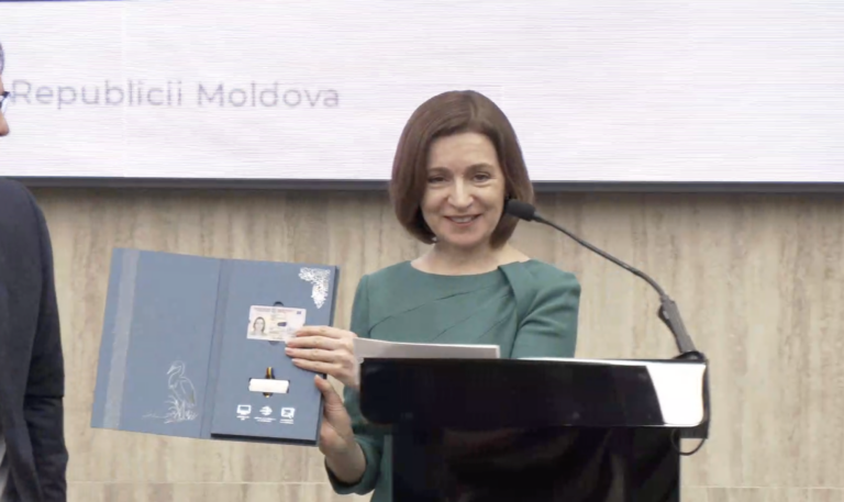 Maia Sandu a primit simbolic primul exemplar al noii cărți de identitate