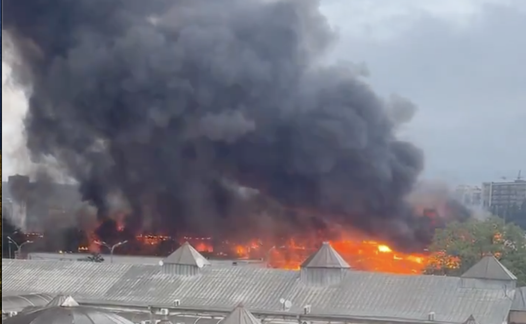 Incendiu de amploare în centrul Tbilisi: Pompierii intervin la o piață de haine