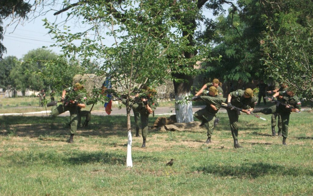 Fără sprijin familial, dar cu uniformă militară: regimul de la Tiraspol militarizează educația copiilor orfani
