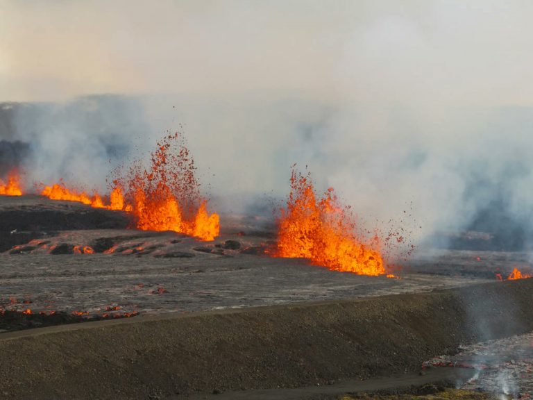Erupție vulcanică în Islanda. Localnici și turiști au fost evacuați de urgență