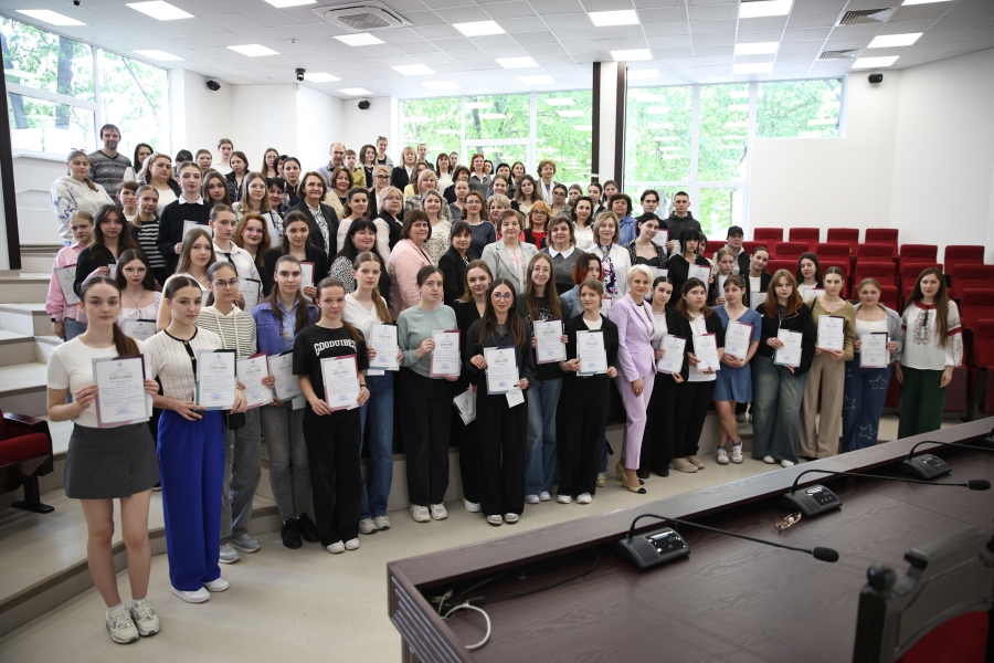 MEC a anunțat premianții Olimpiadei la Limba română pentru instituțiile cu predare în limbile minorităților naționale